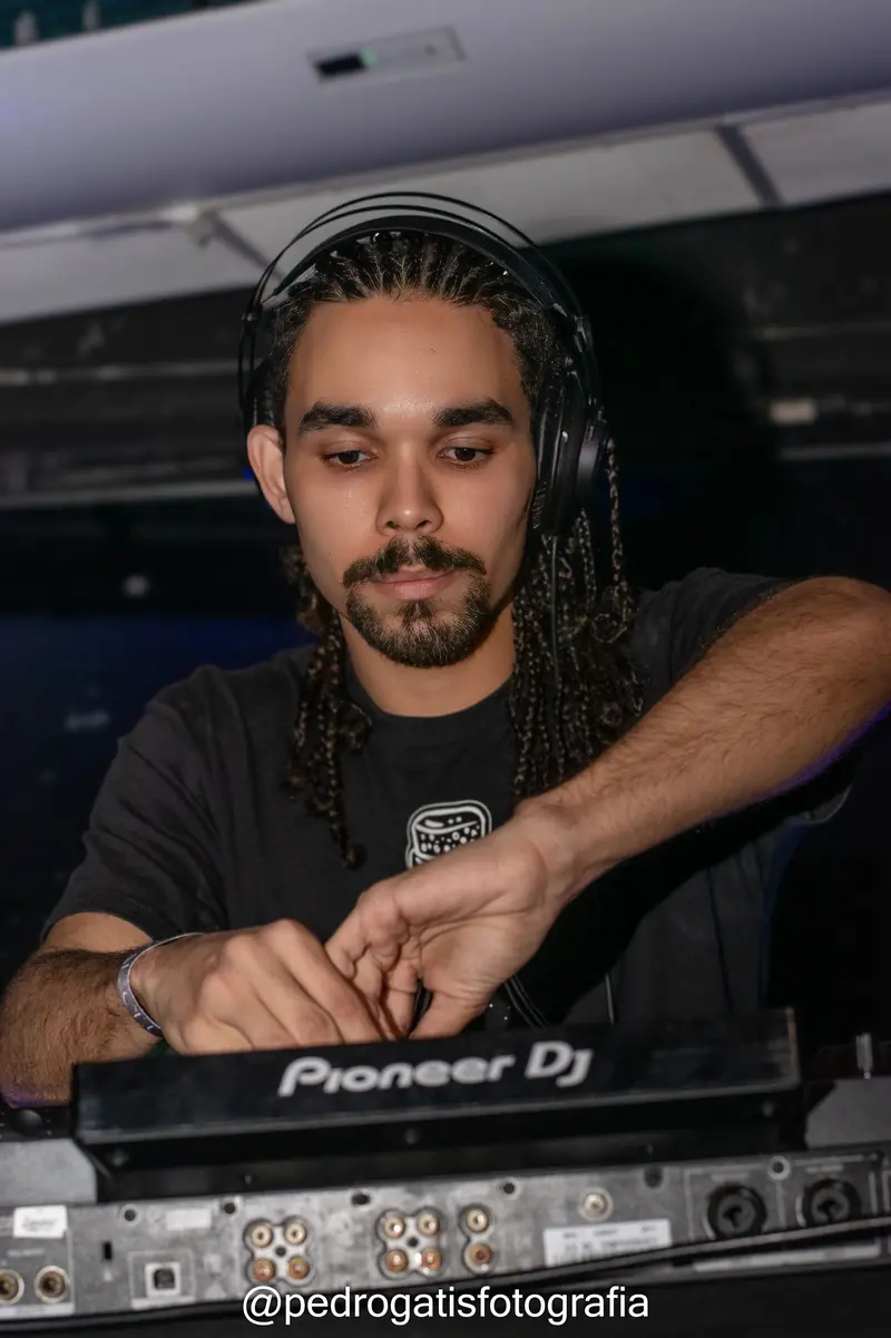 VASQS mixando na CDJ Pioneer sob luz azul